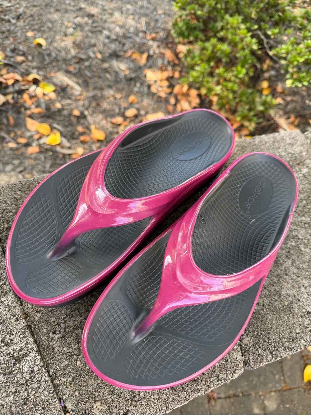 OOFOS Women's Pink and Black Recovery Flip Flops